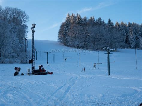 V údolí mezi polevským (626 m n.m.) a medvědím vrchem (663 m n.m. Ski resort Polevsko