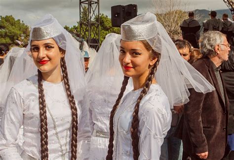 Photo Libre De Droit De Jolies Filles En Géorgien Blanc Traditionnel