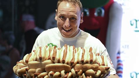 Chestnut kwalificeerde zich voor de nathan's contest van 2006 door 50 hdb te eten. Hot dog champ Joey Chestnut: I'll 'do what it takes' to win