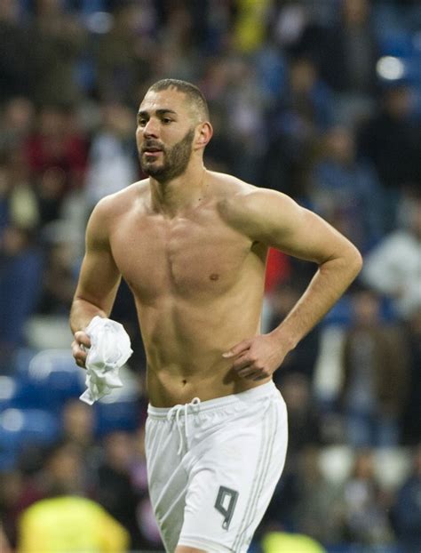 SHIRTLESS PEOPLE French Soccer Player Karim Benzema Shirtless Running