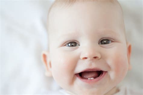 Oft haben babys starke probleme, wenn sich der erste zahn zu wort meldet. Die ersten Zähne - Ist mein Baby krank? - Medizinisches ...