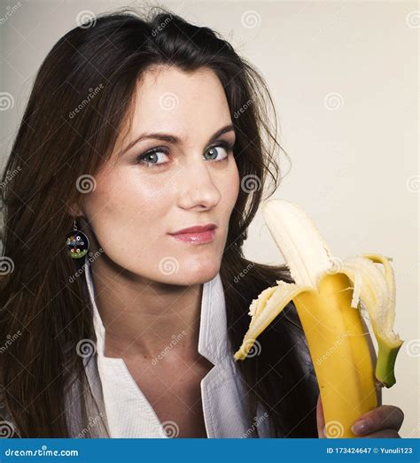 Joven Linda Chica Comiendo Banana Concepto De Gente De Estilo De Vida