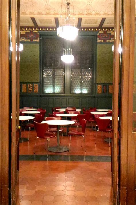 Raised platform in a fortification, 1620s, from french banquette (15c.), from italian banchetta definitions of banquette from wordnet. V&A （ヴィクトリア＆アルバート）博物館のカフェ、V&A カフェの魅力を詳しく解説します!