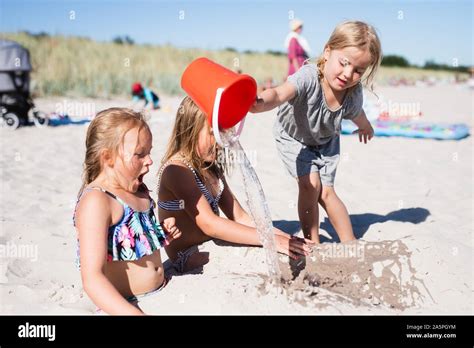 Drei Mädchen Spielen Am Strand Fotos Und Bildmaterial In Hoher Auflösung Alamy