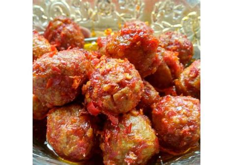 Lalu, bagaimana cara membuat bakso sendiri di rumah? Resep Bakso pedas jeletot oleh Vivi Nur Hidayati - Cookpad