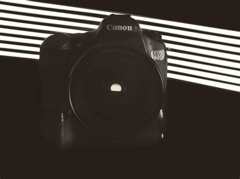 Contemporary professional photo camera in dark studio · Free Stock Photo