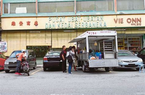 Why not start a food truck business in malaysia? Food trucks hogging bays | New Straits Times | Malaysia ...