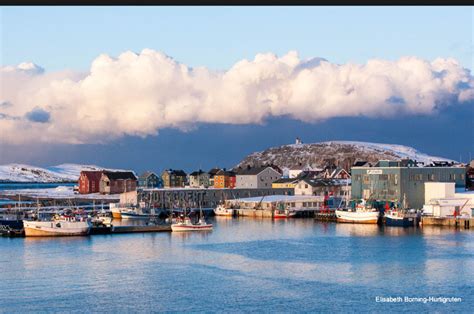 In dunkler ferne, so hell. Bergwanderung im Winter in Hammerfest in Norwegen im Winter