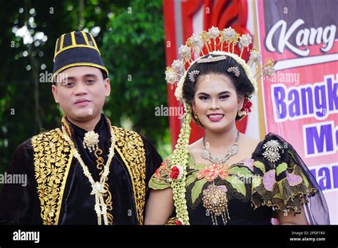 Indonesian With A Javanese Wedding Dress Stock Photo Alamy