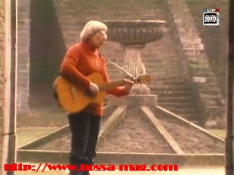 Dominique, nique, nique s'en allait tout simplement routier, pauvre et chez dominique et ses frères le pain s'en vint à manquer et deux anges se présentèrent, portant de. The singing nun Soeur sourire "Dominique" - YouTube