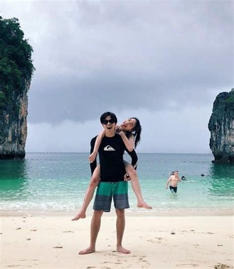 แบงค์ ธิติ ปัดสเป็คสูง ลั่นยังโสด แต่มีสาวเข้ามาคุยบ้าง. หวานสุดๆแบงค์ ธิติ โอบแฟน ชมพระอาทิตย์ตกริมหาด