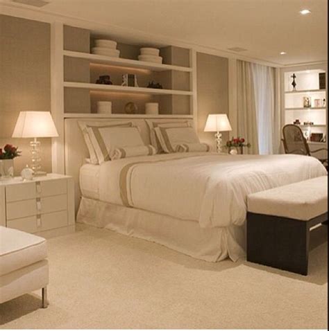 Materiali nuovi e di tendenza come il velluto opaco, il legno sempre in primo piano e il design originale, sono i valori del vivere contemporaneo alla base della filosofia modo10. mensole dietro al letto | Camera da letto alla moda, Idee ...