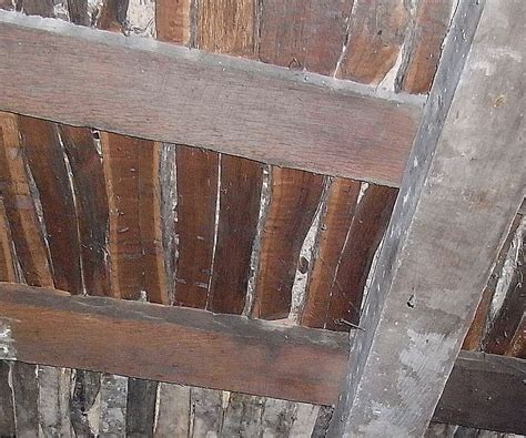 Holzbalkendecke mit Lehm