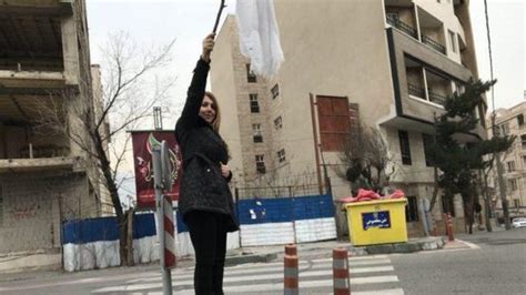 زن معترض خیابان قیطریه در بازداشت کتک خورده است Bbc News فارسی