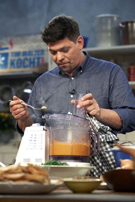 Warum aus seinem ersten berufswunsch nichts wurde und warum er jetzt trotzdem glücklich ist, hat er kurz vor seinem 50. Tim Mälzer kocht!: Gebratener Lachs mit Süßkartoffelpüree ...