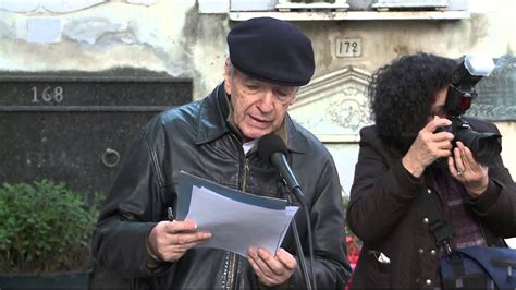 Es la misma rodilla que acabaron de operar. Traslado de los restos de Mario Benedetti y su esposa Luz ...