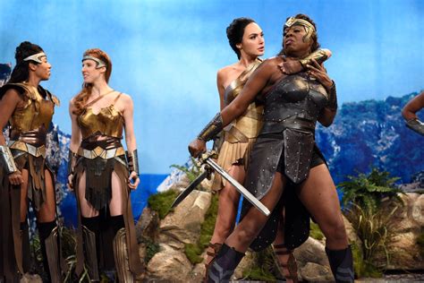 Gal Gadot Hosts Snl October 7 2017 Gal And Leslie Jones Gal Gadot Photo 40753408 Fanpop