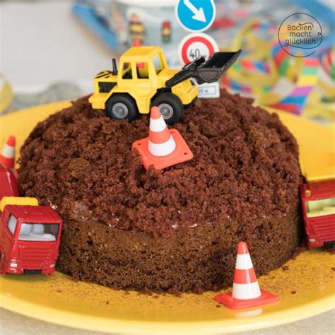 Warte dazu bis der kuchen komplett kalt ist. Einfacher Baustellen-Kuchen (Baggertorte) | Backen macht ...