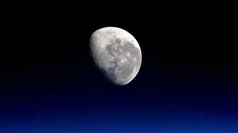 Download Wallpaper 2048x1152 Moon Full Moon Sky Space Closeup