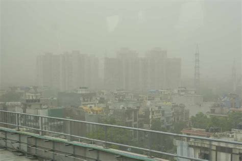 delhi air quality visibility drop as winds raising dust sweep in delhi telegraph india