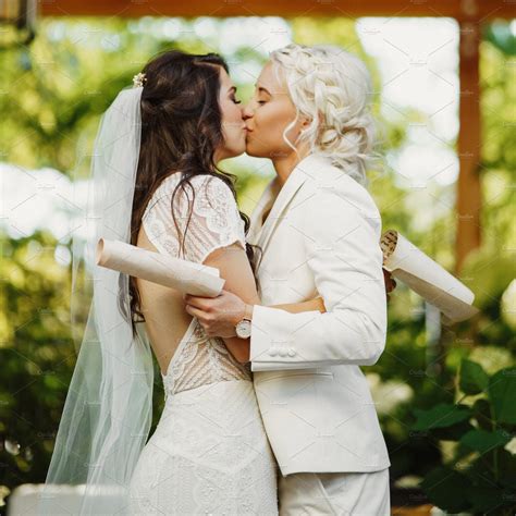 Lesbian Wedding Couple Kissing Lesbian Wedding Wedding Couples