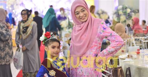 Yakult bekerjasama dengan beberapa artisan tempatan untuk menjayakan kempen ceria rayakult! KeluargaGader Sedondon Raya Meriah. Kasih Malaysia Rai 20 ...