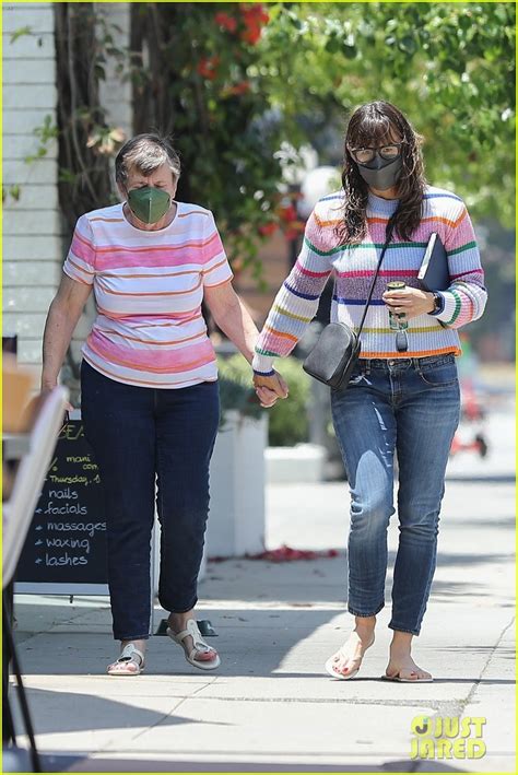 Jennifer Garner Enjoys A Day Of Pampering With Mom Patricia Photo