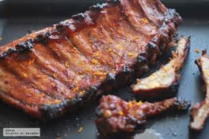 Colocar el costillar de cerdo en la fuente, pincelarlo con un poquito de aceite de oliva, rociar con el zumo del limón y echar la sal, la pimienta y las 3. Costillas al horno al estilo americano de Luisiana