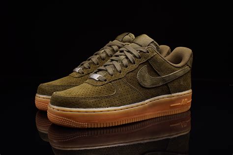 Air force 1's popularity among globally influential rappers and artists propels it farther beyond sport and into culture. Nike Air Force 1 Suede Dark Loden Gum Wmns