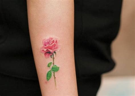 The sweet nature and charming power of friendship found in the pink rose, which makes this color perfect for girls. Pink tattoo: 20 concepts for a classy and minimalist ...