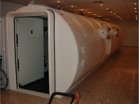 Hiperbárica, cámara — o cámara de descompresión o cámara de recompresión cámara sellada que proporciona una atmósfera de alta presión. Medicina hiperbárica