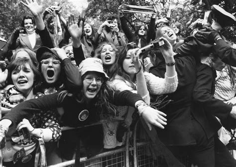 28 Vintage Photographs Capture Teenage Girls Screaming And Crying Over