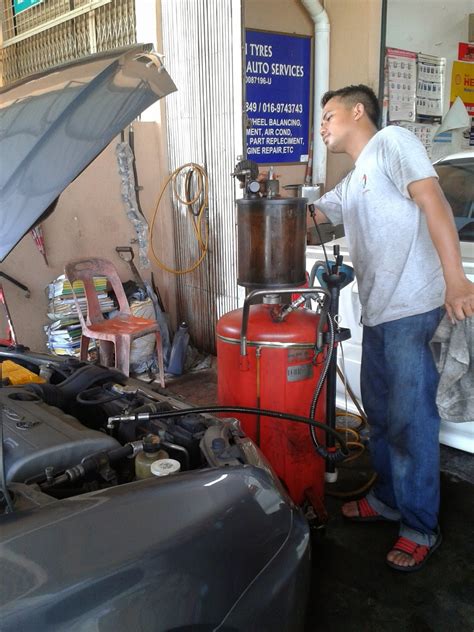Kali ini saya nak bincang pasal minyak selinder kereta atau minyak hitam (walaupun warnanya perang kekuningan). Tukar Minyak Hitam - Setiap Hari Penuh Kebahagiaan