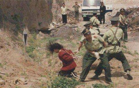80年代严打老照片：被枪决的女犯人，押上刑场的流氓犯！ 腾讯新闻