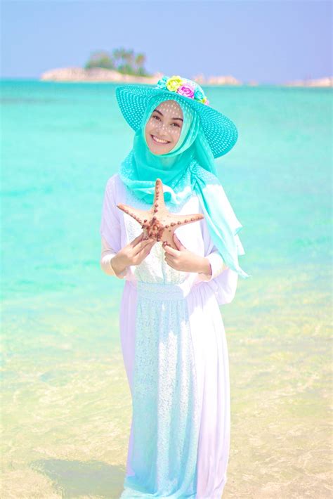 9 ide gaya hijab untuk ke pantai, anggun dan modis! Hijab Ootd Pantai