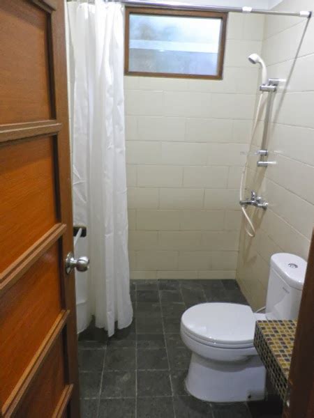 Untuk memaksimalkan penggunaan area kamar mandi, ganti pintu lama anda menjadi pintu geser yang. 23 Kamar Mandi Ukuran Mungil Minimalis Yang Keren