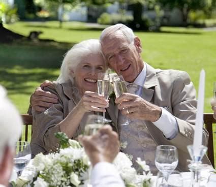Qué regalar en las bodas de oro - 6 pasos - unComo