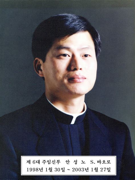 대한민국 펜싱 김정환(오른쪽)이 24일 일본 지바 마쿠하리 메세홀에서 열린 2020 도쿄올림픽 남자 사브르 개인전 4강전 경기에서 공격을 성공시킨 후 주먹을 쥐고 있다. 신갈성당: 성직자 / 수도자