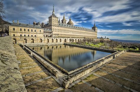 San lorenzo dell' escorial diventa importante nell'anno 1557, quando il re filippo ii decide di costruire, in piena sierra di guadarrama, ai piedi del monte abantos, un monastero per commemorare il trionfo sul re di francia nella battaglia di san quintín. Monasterio de San Lorenzo del Escorial | City architecture ...