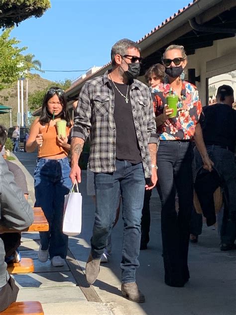 Laeticia hallyday et laura smet se sont longtemps déchirées, mais la dernière épouse de johnny hallyday et sa grande fille sont à présent apaisées. LAETICIA HALLYDAY and Jalil Out Shopping in Malibu 03/21 ...