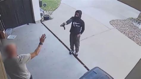 Man Robbed In Garage In Broad Daylight Houston Texas Crime Khou Com