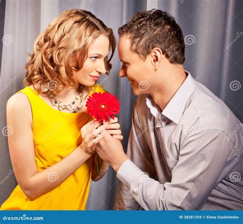 Pares Atrativos De Amantes O Homem Apresenta A Flor Foto De Stock Imagem De Bonito Homens