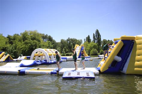 Juegos activos para familias, negocios y espacios públicos. Los juegos inflables al aire libre del parque del agua de ...