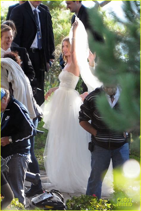 Emily Vancamp White Wedding Dress For Revenge Photo 2982608