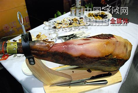 西班牙（粵拼：sai1 baan1 ngaa4，西班牙文：españa），又叫日國（jat6 gwok3），官方名西班牙王國（reino de españa），係南歐伊比利半島嘅國家，首都係馬德里（由1555年起），人口大約4745萬，約莫有69. 今年消博会宁波市民能买到西班牙"5J"火腿-消博会,宁波,进口商品-中国宁波网-新闻中心