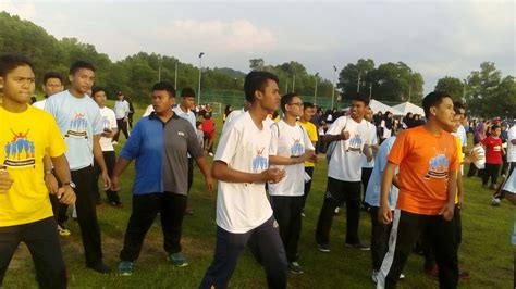 Tesis sarjana, universiti kebangsaan malaysia. Kolej Vokasional Seri Iskandar : LARIAN PERTABALAN PADUKA ...