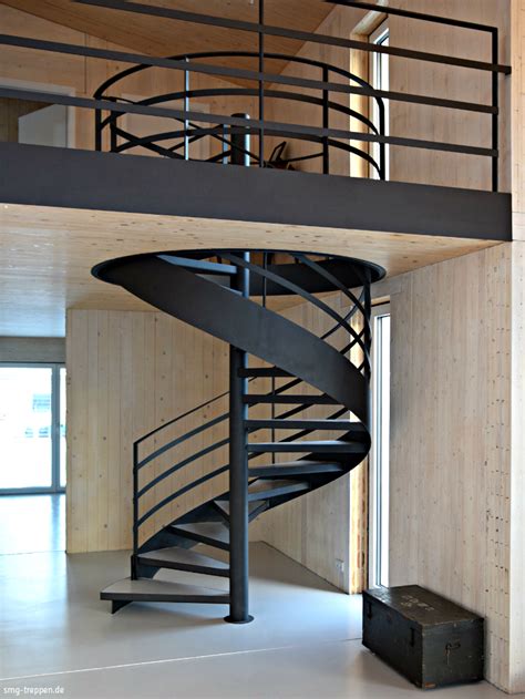 Die spindeltreppe stellt den sonderfall einer wendeltreppe (schraubenförmige windungen) mit konzentrisch um ein durchgehendes stahlrohr. SMG Treppen Spindeltreppe SPT 2300 - SMG Treppen