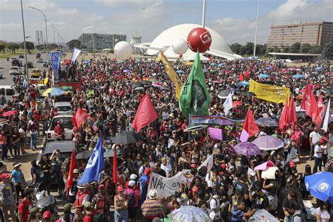 Jun 06, 2021 · um documento interno da polícia militar de pernambuco indica que o comando da corporação ordenou a dispersão dos manifestantes no ato contra o presidente jair bolsonaro no dia 29 de maio, no. Compare as fotos dos atos deste domingo com as do dia 15 ...