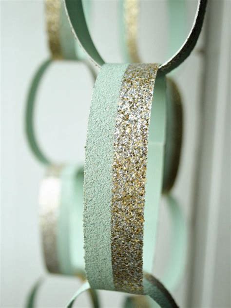 A broken spoke can be used to hold the chain together while you chain tools and wear checkers. 15 Ways To Make & Use Classic Chain Link Garland
