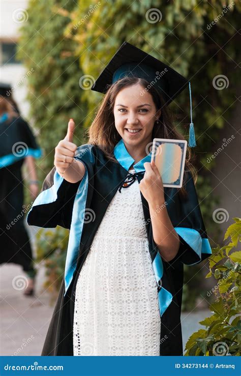 universitaire gediplomeerde met een diploma stock foto afbeelding bestaande uit robe